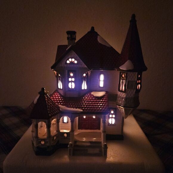 Department 56 "Queen Anne Victorian" Handpainted Ceramic Holiday Village Decor - Picture 7 of 10